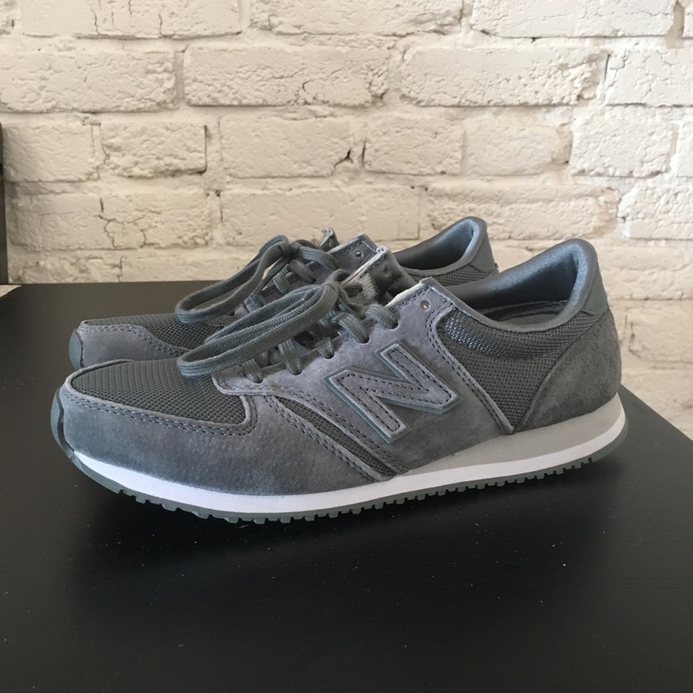 New Balance 420, women’s size 8 US, green, EUC